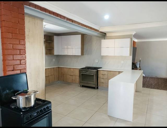 4 BEDROOM FREESTANDING FOR SALE IN HEUWELOORD